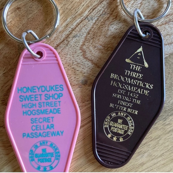 Artisan Accessories - Honeydukes sweet Shop & the three broomsticks keychains NEW Harry Potter